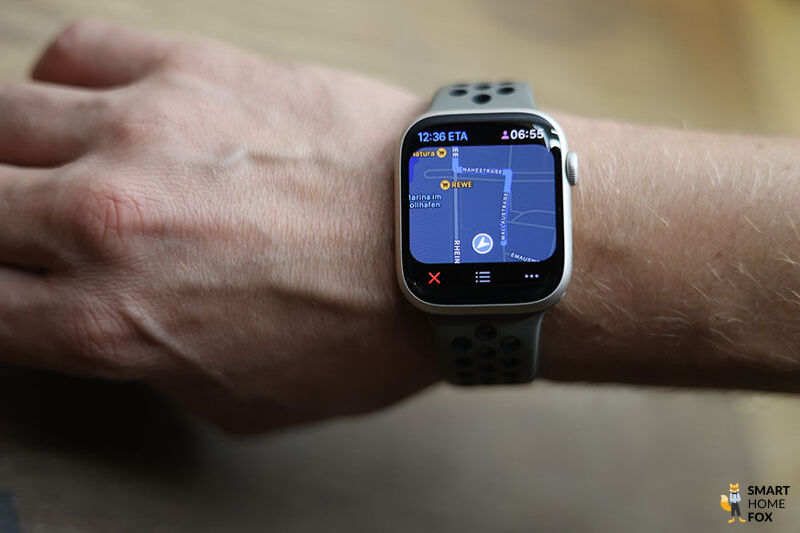 Apple Watch Series 8 am Handgelenk mit geöffneter Karten App